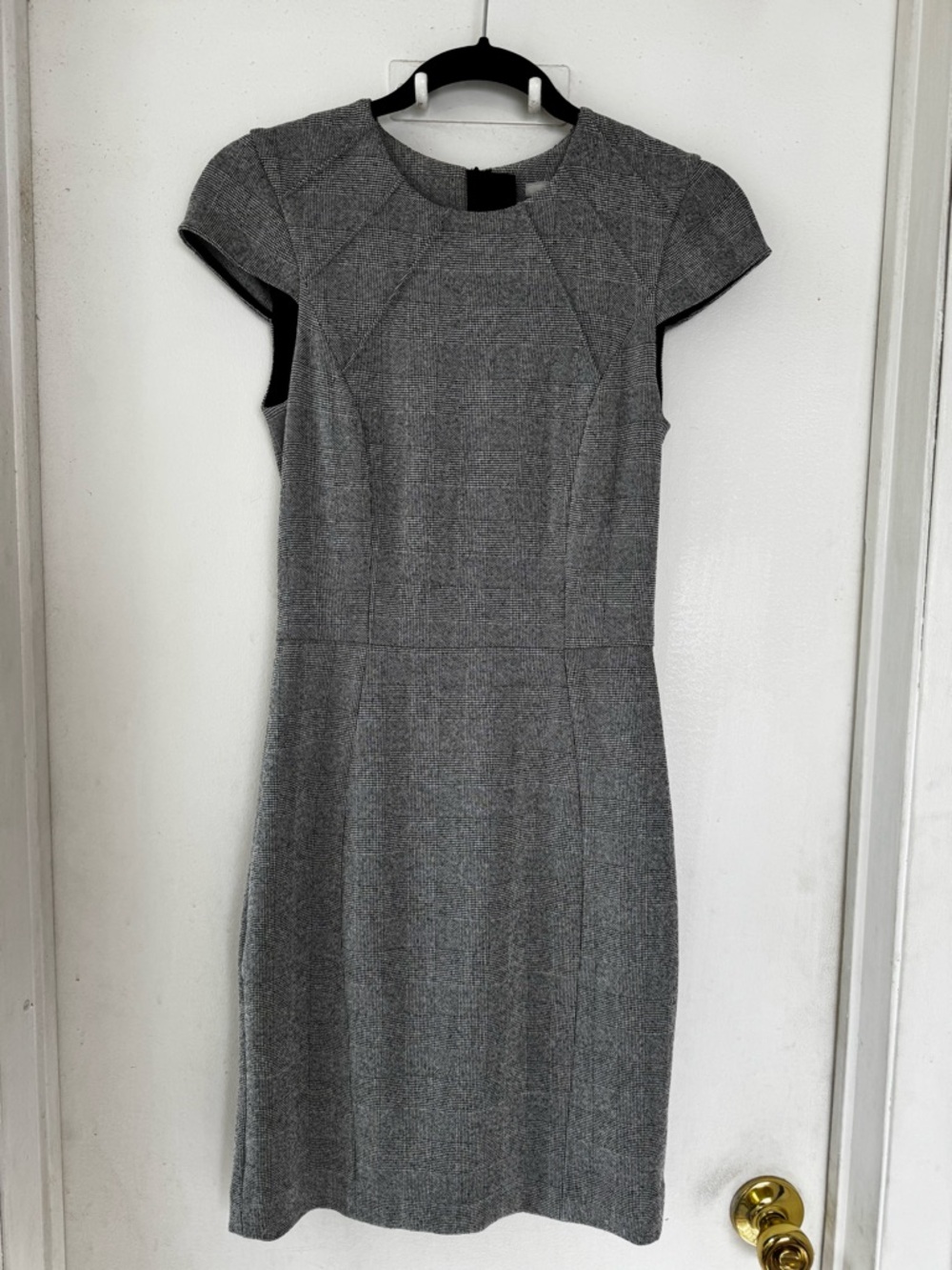 H&M Women’s Gray/white patterned Cap-Sleeve Midi dress. Fully lined. Size 2
